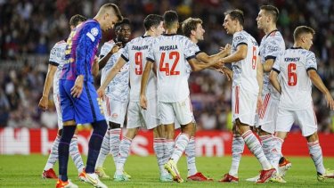 Gerard Piqué resignado ante el festejo de los jugadores del Bayern Munich. 