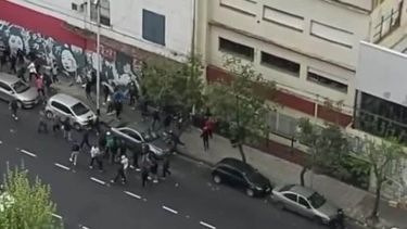 El enfrentamiento se dio en la puerta de la sede del club.