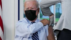 Biden se aplicó la tercera dosis de la vacuna contra el covid