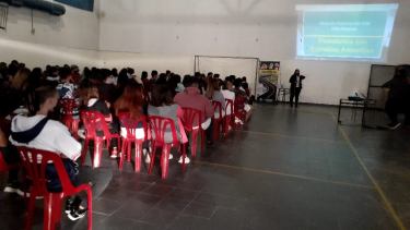 En escuelas de nivel medio se inició una campaña de educación vial. (Foto gentileza)
