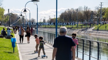 Muchas familias optaron por recorrer el tradicional paseo de Roca. (foto: Juan Thomes)