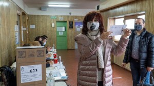 Cristina Fernández votó en Río Gallegos y viaja a Buenos Aires