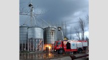 Imagen de Contienen un incendio en el interior de un enorme silo de granos en el límite de Neuquén y Plottier