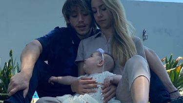 La pareja junto a Isabella, su primera hija. 