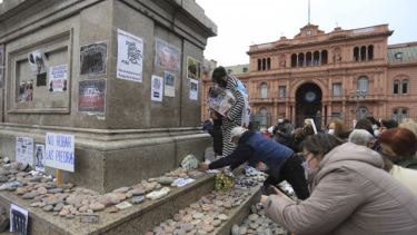 Familiares de las víctimas colocaron las piedras. Foto: Noticias Argentinas. 