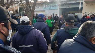 Trabajadores municipales de Regina acordaron una suba salarial del 12% hasta octubre. (Foto Néstor Salas)