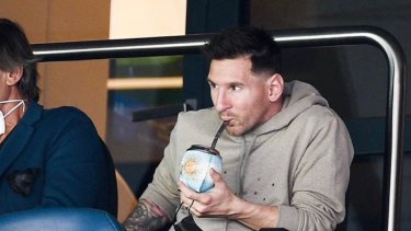 La imagen que recorrió las redes sociales. Messi tomando mate en un recipiente revestido con la bandera de Argentina.