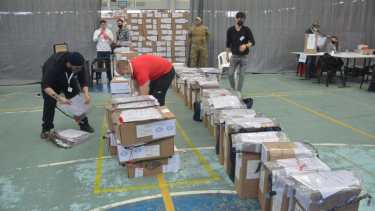 En las PASO, El gimnasio del Parque Central fue el sitio elegido para el recuento final de votos en Neuquén. Foto: Yamil Regules.