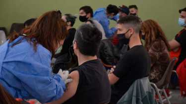 Neuquén aplica primeras, segundas y terceras dosis a demanda, sin turno previo. (archivo)