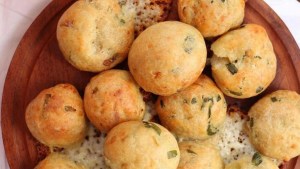 Manos a la masa para estos pancitos de queso y verdeo