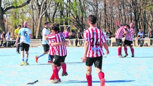 El Rojo campeón del Regional de Hockey, Biguá festejó en el Apertura de básquet
