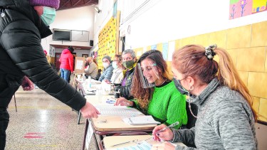 El 70% de las personas habilitadas a votar se expresó el domingo en las 96 mesas distribuidas en las escuelas de San Martín de los Andes. Foto: Patricio Rodríguez