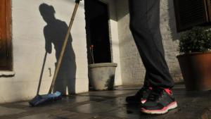 Junio trae otro aumento a trabajadoras de casas particulares: ¿cómo quedaron las escalas salariales?