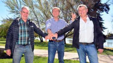 De Rege, Tortoriello y Jalabert, este mediodía en la costanera viedmense. “Vamos a multiplicar nuestras fuerzas”, dijeron, (Foto: Marcelo Ochoa)
