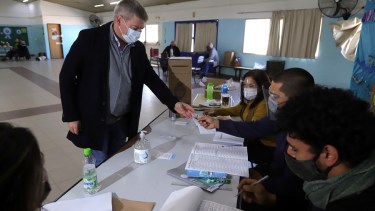 Germán Jalabert emitió su voto y pidió a la gente que vaya a votar. Foto: Marcelo Ochoa.