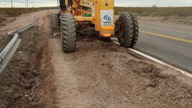 Vialidad Nacional reapara las banquinas de la Ruta 22 entre Chichinales y Chelforó. (foto gentileza)