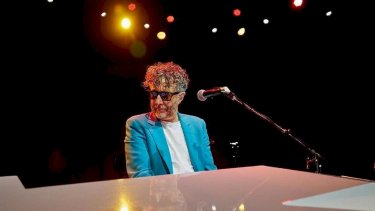 Fito está acompañado por su banda y la Orquesta Estable.