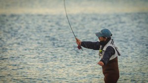 Curso gratuito de pesca con mosca en El Chocón: ¡Inscripción abierta para principiantes!