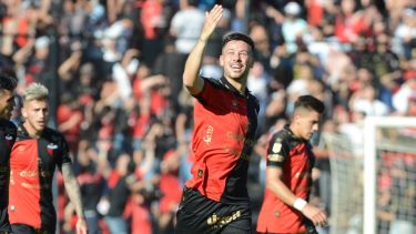Federico Lértora(14) festeja el segundo gol de Colón ante Estudiantes. (Foto/Télam)