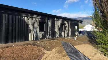 El incendio en el Centro de Informes Turísticos de la Municipalidad de El Bolsón ocurrió la madrugada del 4 de octubre pasado. (foto gentileza)