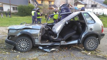Los ocupantes del auto quedaron atrapados. (Foto Bomberos San Martín de los Andes).-