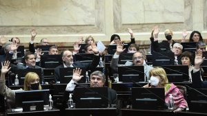 El Senado aprobó la emergencia que bloquea desalojos de tierras indígenas, en una áspera sesión