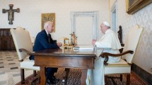 Imagen de Francisco recibió a Biden, con el clima y la pandemia en la agenda