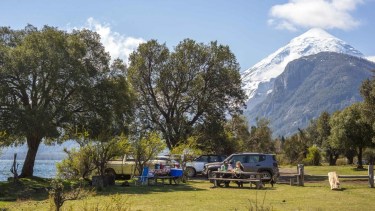 Hay campings organizados y agrestes, con el imponente volcán Lanín de fondo. Foto: Patricio Rodríguez.  