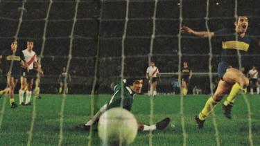 Mastrángelo amagó sutilmente, engañó a Fillol y marcó, de frente al arco el 1-0 de Boca sobre River.