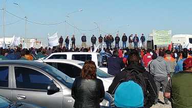 La medida de fuerza comenzó esta mañana y se extenderá hasta que la empresa negocie los contratos de los trabajadores.