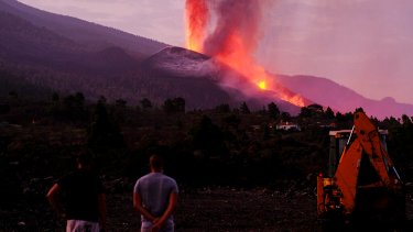 Este viernes el volcán abrió dos nuevas fisuras en su cono, de donde fluyó más lava. (Foto: AP)