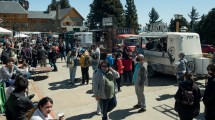 Imagen de Desde temprano, barilochenses y turistas recorren los puestos de Bariloche a la Carta