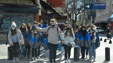 Los estudiantes volvieron a las calles de Bariloche desde octubre pasado con un protocolo sanitario específico. (Foto de archivo de Marcelo Martínez)