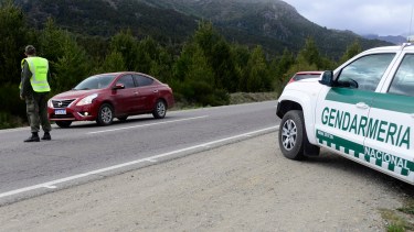 Luego del compromiso del ministro Aníbal Fernández, Gendarmería salió hoy a controlar en la ruta provincial 82, en Bariloche. Foto: Chino Leiva