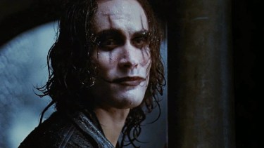 Brandon Lee falleció a los 28 años por un disparo en el set de El Cuervo.