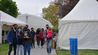 La Feria Municipal del Libro se despide con un buen marco de asistentes durante sus cuatro jornadas. Fotos César Izza