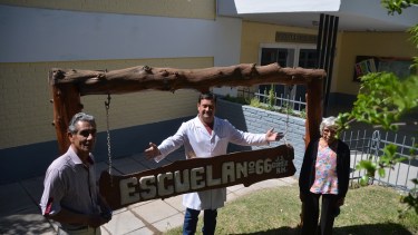 Javier Callejas, director titular de la escuela, recibió a dos ex alumnos y compartieron anécdotas. Foto: Gino Avoledo