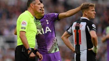 Reguilón, de Tottenham, habla con el juez Andre Marriner para advertirle la situación. 
