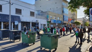 Con un corte de calle, ATE reclamó por el despido de dos trabajadores de Protección al Consumidor en Neuquén. (Gentileza)