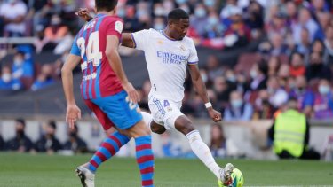 Alaba y su remate perfecto para abrir la puerta del triunfo de Real Madrid sobre Barcelona. 