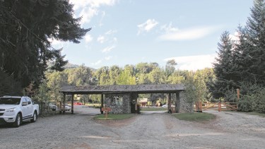 A finales de  octubre venció el convenio que la Municipalidad de Villa La Angostura firmó en 2001 con el country y ahora plantean un nuevo acuerdo.  Archivo