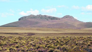 Cerro Corona, imponente entre tanta planicie que se prolonga como una letanía hasta donde se pierde la vista.