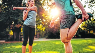 Para prevenir la sarcopenia es fundamental hacer actividad física. Ejercicios sencillos, pero constantes, ayudan a mejorar.