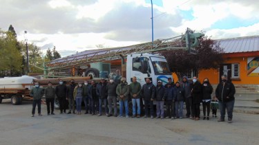 Luego de la firma del convenio, la foto de rigor de todo el equipo... Foto: José Mellado. 