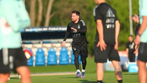 Argentina juega hoy ante Uruguay por Eliminatorias: hora, formaciones y TV