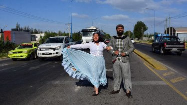 Bailarines de la Ruta 22, los hermanos de Huergo que brindan un espectáculo para todos. Foto: Andrés Maripe