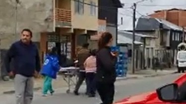 El personal de la ambulancia actuó rápidamente para rescatar al paciente que se cayó con la camilla. Captura de video