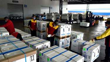 El vuelo AA991 de la compañía American Airlines, arribó esta tarde al Aeropuerto Internacional de Ezeiza  con una partida de vacunas Pfizer.