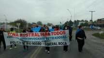 Imagen de Policías retirados y pensionados marcharon sobre ruta 22 en Roca