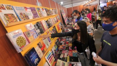  “La experiencia que se tenía viniendo a una librería, desaparece si el libro se vende dentro de una bolsita de nailon envasada al vacío”, asegura el librero Roberto Szmulewicz. Foto: Oscar Livera